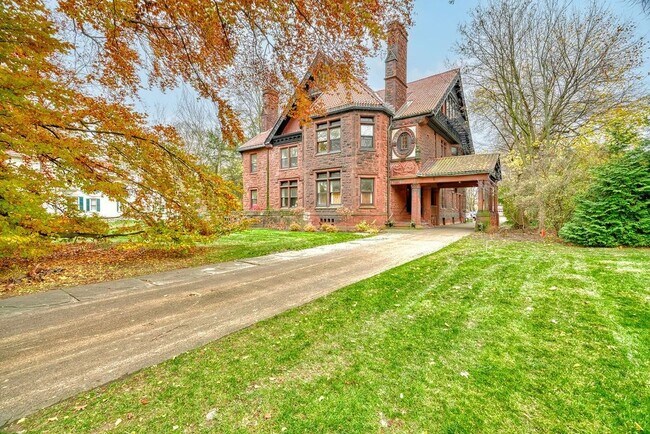 Photo - 987 East Ave