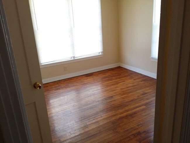 Photo - 907 E Avenue G