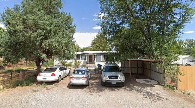 Building Photo - Freshly Updated 3-Bedroom Home with Garage...