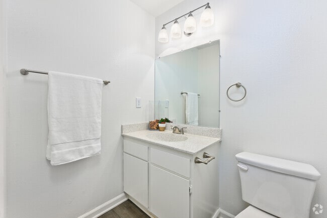 2BR, 2BA - 1060SF - Primary Bathroom
