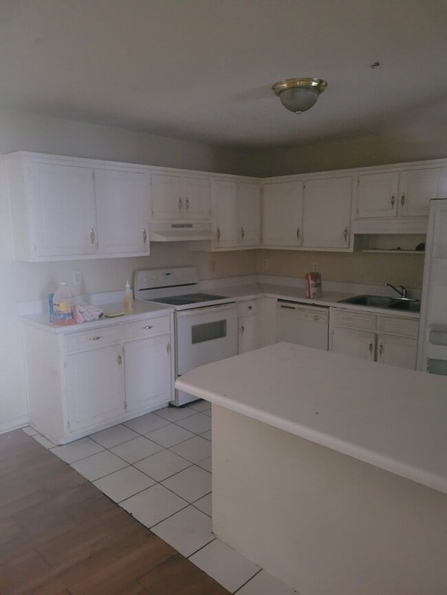 Photo - Spacious 3 Bedroom Town Home