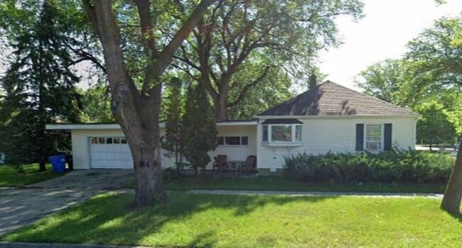 Photo - 5 Bed 2 Bath Home Near NDSU!