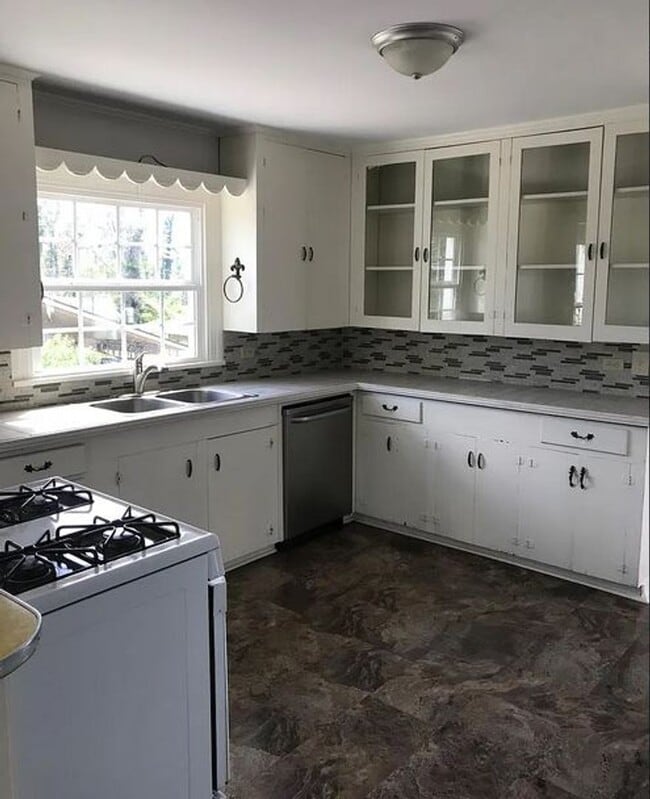 Photo - Huge 4 Bed 2 Bath