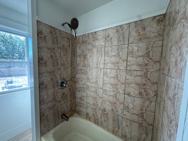 Photo - 2 Bed, 1 Bath Townhome Across from Stephen...