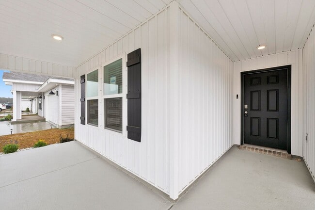 Photo - Spacious 5 Bedroom Home with Community Pool