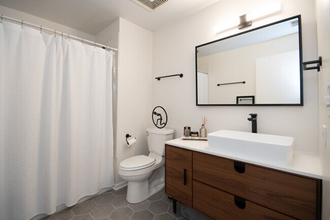 Photo - 933 W Van Buren St Unit 422