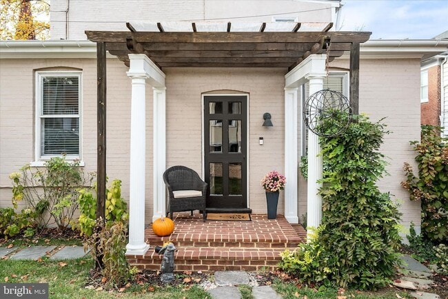 Photo - 320 S Loudoun St Unidad 2 - BACK ENTRANCE