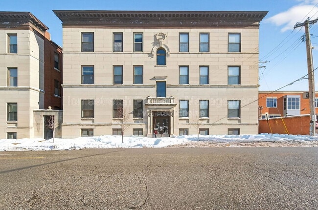 Building Photo - 322 N Boyle Ave Unit 3N