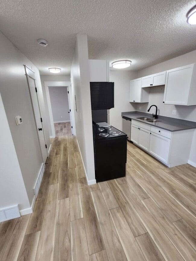 Building Photo - Remodeled 2-bedroom 1 bathroom Unit B-30