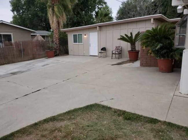 Gated Driveway with parking directly in front of house - 9333 Lomita Dr Unidad 1 Bedroom House