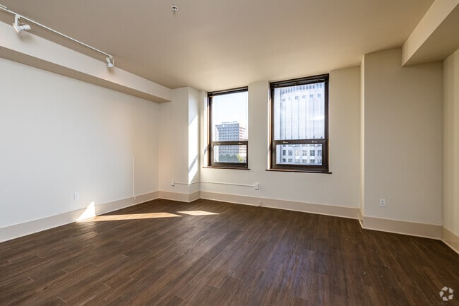 2BR, 1BA - 975 SF