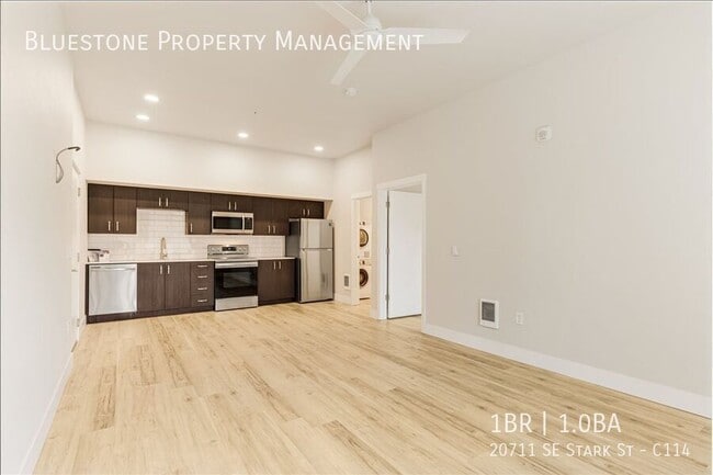 Photo - 20711 SE Stark St Unidad C114