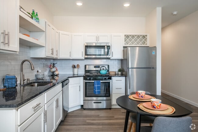Studio, 1BA - 460SF