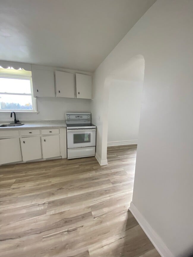 Photo - 1742 Confederation Line Unit 2