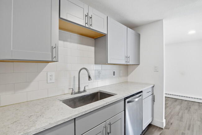 Photo - $1,500.95 with $300.00 off the first month's rent, 2 Beds - 1 Bath, Triplex in Aurora with Washer... Unidad 4