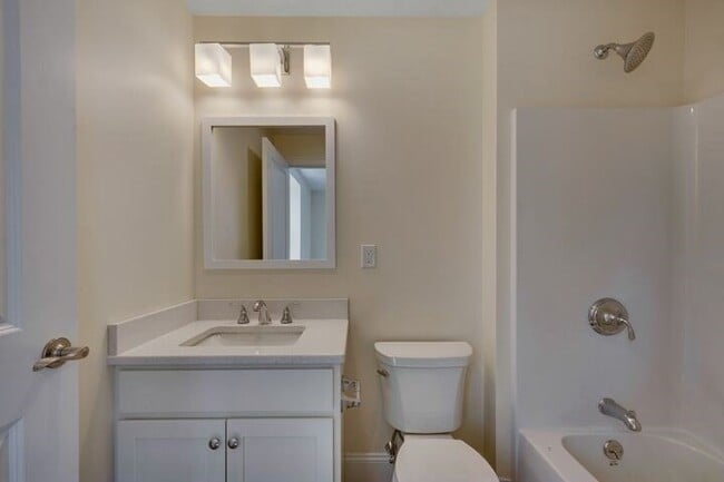 Building Photo - 57 Russell St Unit 3B
