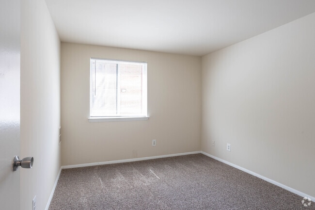 2BR, 1BA - 798SF