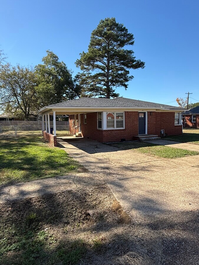 Photo - 3br, 1ba, brick home in the city