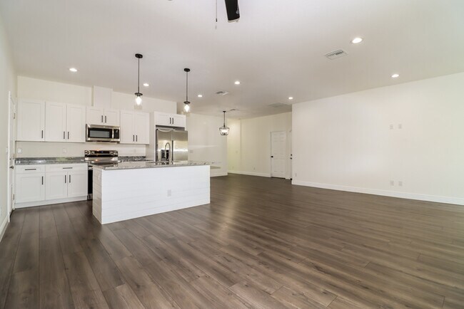 Photo - 2001 E Wood St