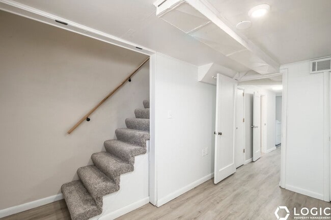 Photo - 761 700 W