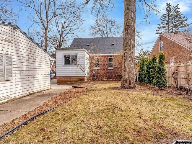 Photo - 8651 Hazelton St