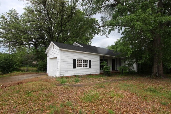 Building Photo - Coming Soon! 3 Bed 2 Bath Home! Large Corner Lot!