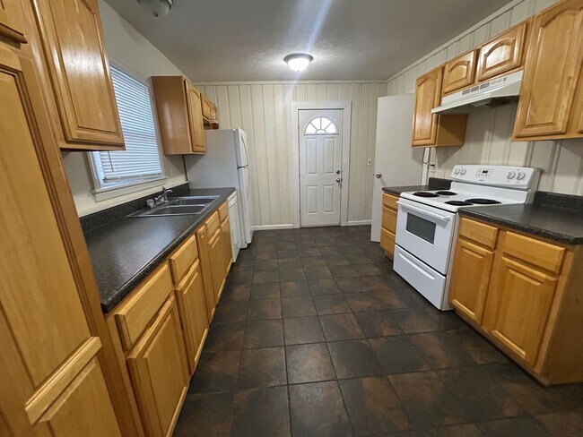 Photo - Beautiful 3 Bedroom Home with Large Back Yard and Deck!