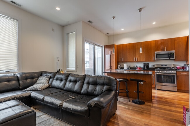 Photo - 1354 W Augusta Blvd Unit 202