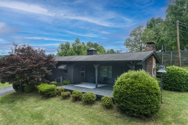 Building Photo - 323 Poplar Hill Ln