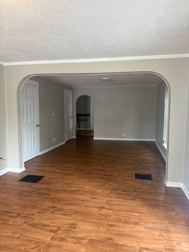 Photo - 2 Bed 1 Bath - Off Street Parking/Washer Dryer Hook Up!