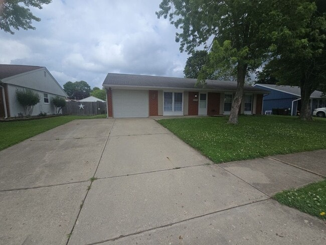 Building Photo - Welcome to this three-bedroom, one-bath home in New Carlisle, OH