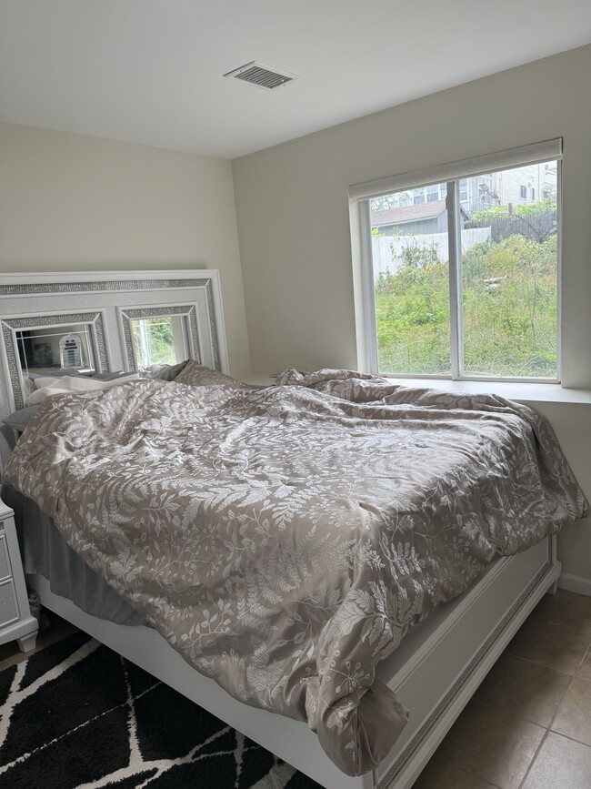 Building Photo - 36 Mersereau Ave Unit Floor 1