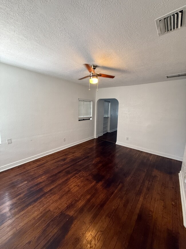 1415 Asher Ln