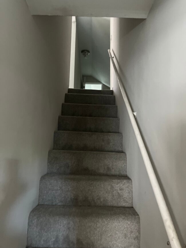 Escaleras al tercer nivel - 7540 S Wabash Ave