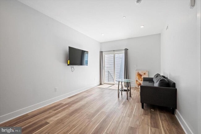 Photo - 3938 Haverford Ave Unit B