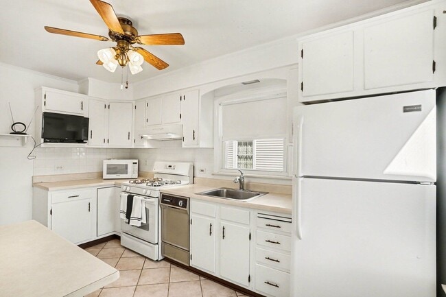 Photo - 995 Swain Ave