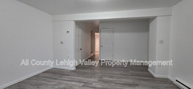 Photo - 129 W Sycamore St