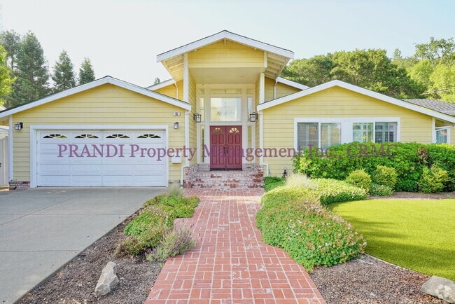 Building Photo - Country Club Home on Corner Lot, All One L...