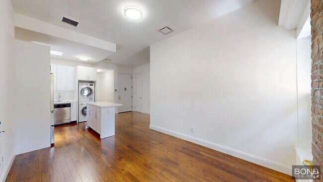 Building Photo - 116 E 60th St Unit 5th Floor Rental