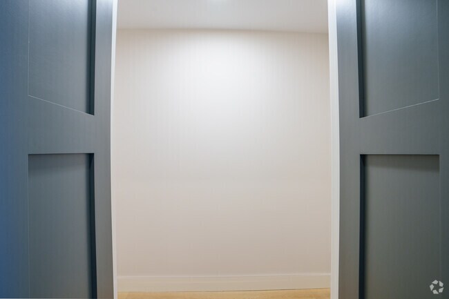 1BR, 1BA - 819SF - Walk-in Closet - 100 Plank