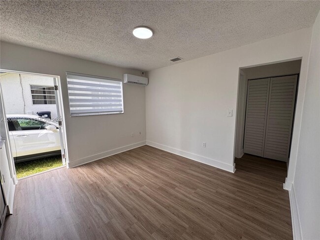 Photo - 3632 SW 87th Ave Unidad Rear - 1