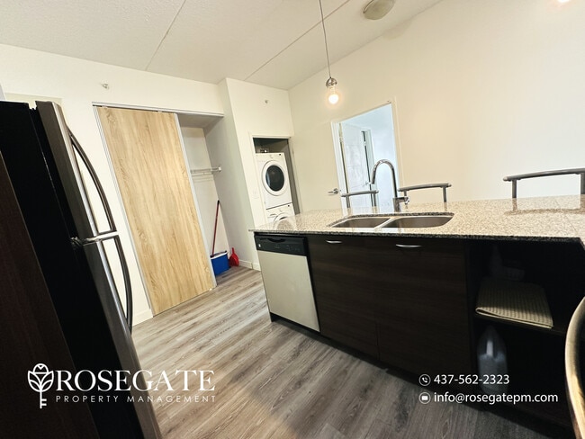 Photo - Furnished High-Floor Corner Unit with 2 Bedrooms, 2 Bathrooms & Private Balcony in Waterloo Unité 1310