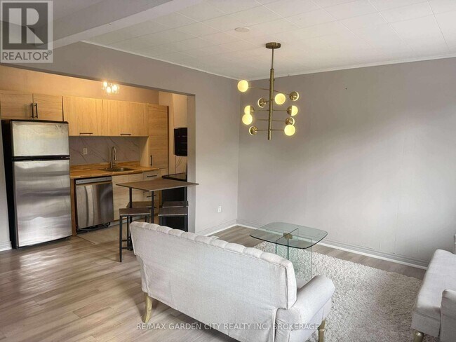 Photo - 130 St Paul Crescent Unit 1
