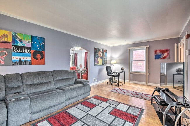 Building Photo - 10431 S Eberhart Ave Unit ID1306448P