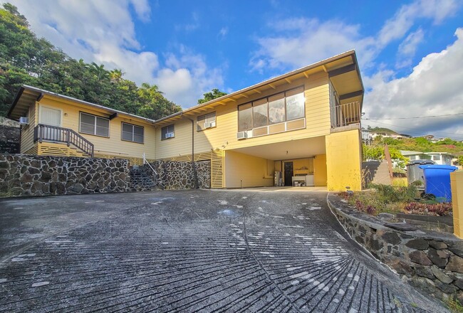 4BR / 2.5Bath / 2+Pkg - Home in Moanalua G... - 4BR / 2.5Bath / 2+Pkg - Home in Moanalua G...