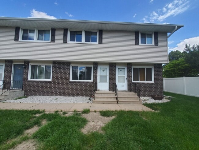 Building Photo - 2 Bed, 1.5 Bath Townhouse – Thomas Drive