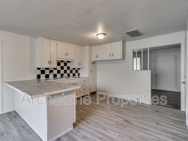 Photo - 937 N Locust Ln