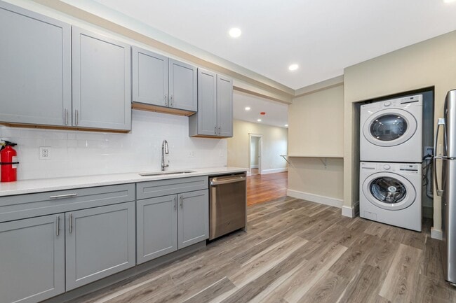 Building Photo - 3Br/1Bth in GREAT location in Brighton's Oak Sq.! Shops, restaurants. Laundry IN UNIT!