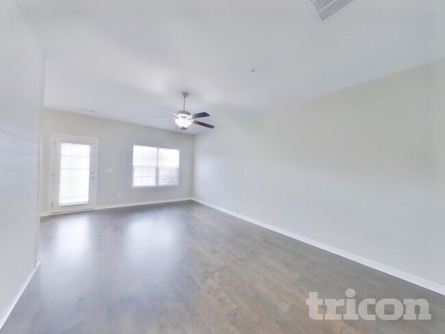 Photo - 704 Finse Dr