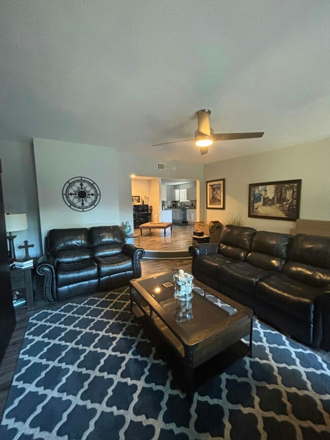 Photo - 16047 Tupper St